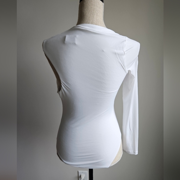 SNDYS Elegant White One-Shoulder Bodysuit - Picture 3 of 4